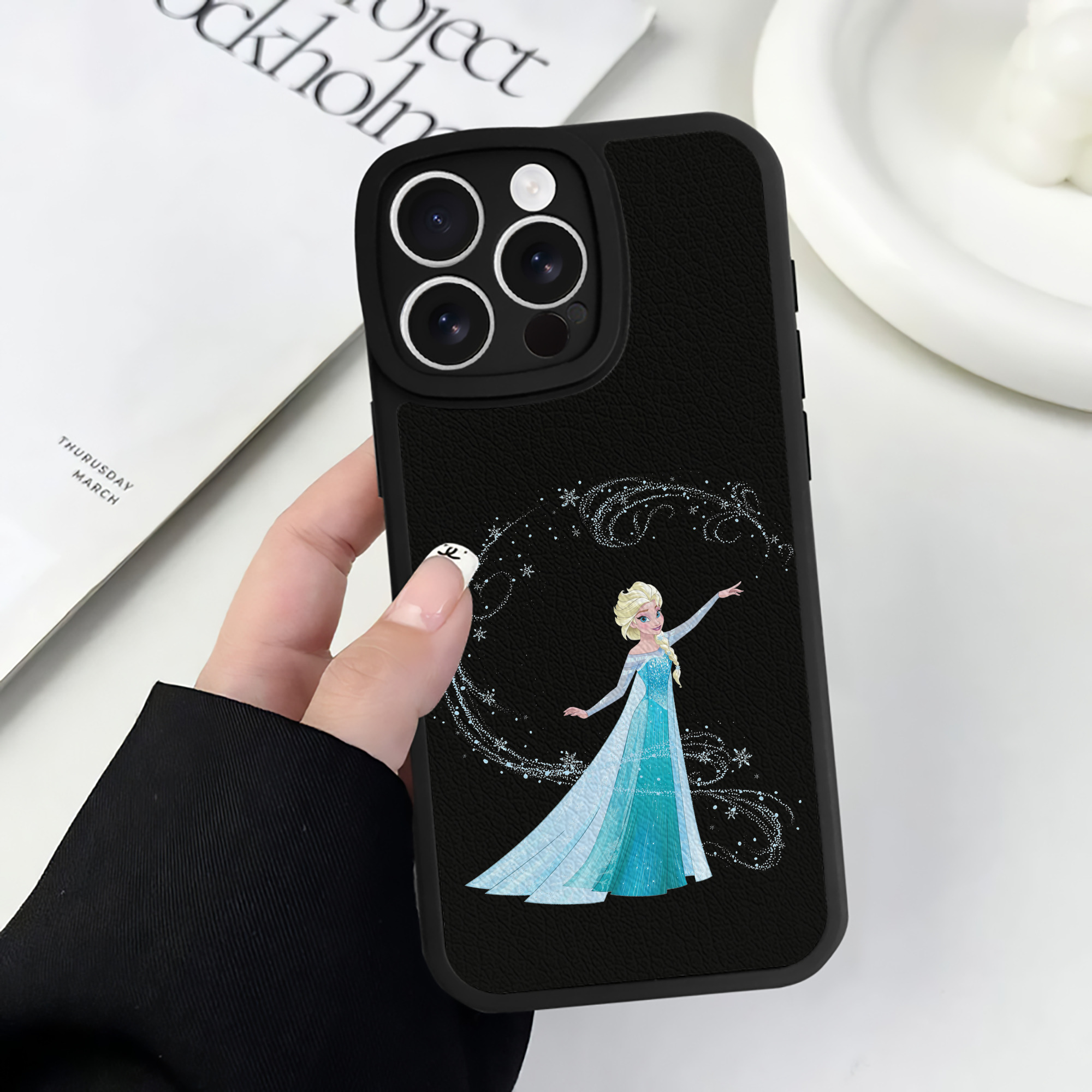 （画像用） アナと雪の女王 アンナ エルサ Frozen Anna Elsa 【iPhone 16シリーズ対応】シリコンスマホケース（レザー調） 材質：シリコン